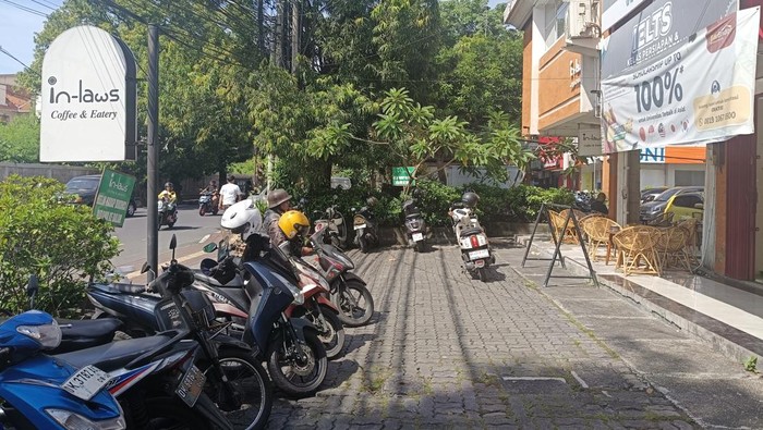 Suasana lokasi parkir di In-laws Coffee and Eatery, Jalan Diponegoro, Denpasar, Senin (26/5/2025). Lokasi parkir ini viral di medsos lantaran sempat dikenakan tarif parkir Rp 5 ribu untuk motor.