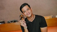 Dalam perbincangan di YouTube Wendy Cagur, Senin (26/5/2025), Surya Insomnia dipertanyakan mengapa menjadi sosok yang doyan berbincang dan menyenangkan orang lain. Ia juga merasa hal itu sudah jadi pembawaan dirinya selama ini. (Foto: dok Instagram)