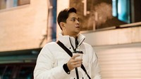 Surya Insomnia merasa mungkin Tuhan sudah menakdirkan dirinya untuk menjadi pribadi yang berusaha menyenangkan orang lain. (Foto: dok Instagram)