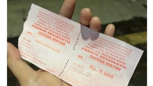 Tampilan karcis parkir insidental untuk motor di depan In Laws Coffe and Eatery, Jalan Diponegoro, Denpasar, yang viral di media sosial. (Istimewa)