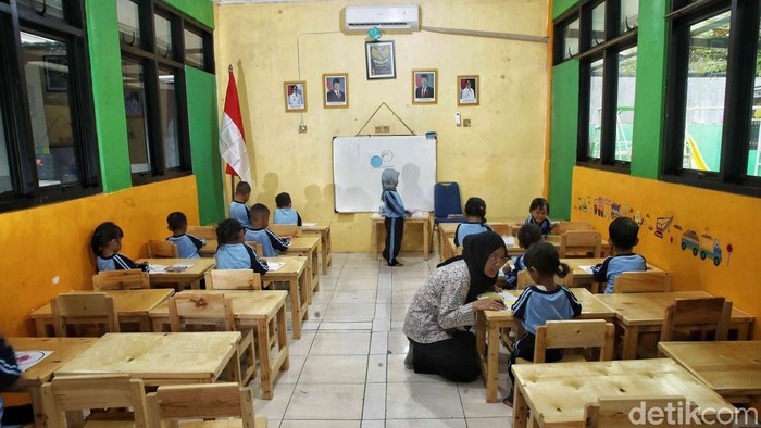 TAS Arutala, Rumah Aman Anak-Anak Jakarta Utara TAS Arutala hadir sebagai tempat penitipan anak gratis bagi keluarga miskin di Tanjung Priok. Fasilitas ini jadi ruang tumbuh aman dan layak bagi anak-anak.