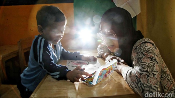 TAS Arutala, Rumah Aman Anak-Anak Jakarta Utara TAS Arutala hadir sebagai tempat penitipan anak gratis bagi keluarga miskin di Tanjung Priok. Fasilitas ini jadi ruang tumbuh aman dan layak bagi anak-anak.