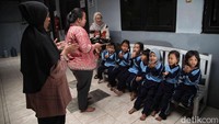Banyak orang tua di kawasan ini bekerja di sektor informal, seperti buruh pelabuhan, pedagang kaki lima, atau pekerja lepas. Profesi yang menuntut waktu panjang seringkali membuat anak-anak mereka harus ditinggal sendiri atau ikut ke jalanan.
