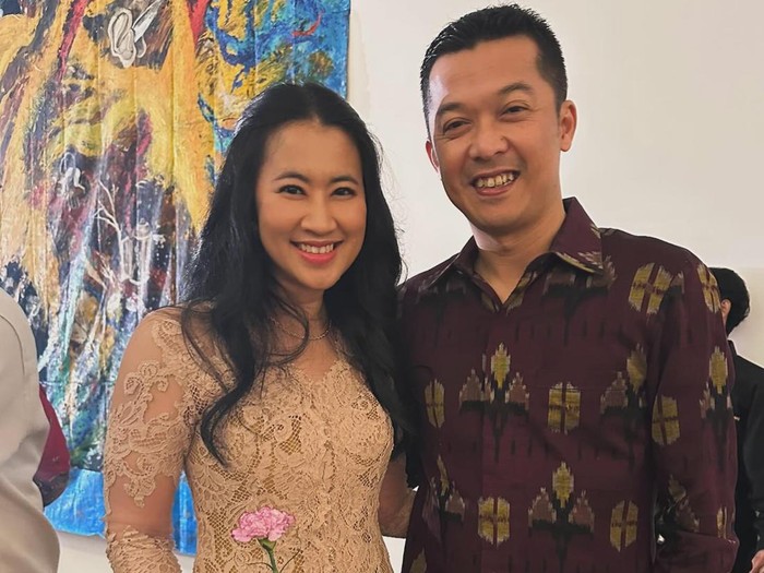 Taufik Hidayat dan istri