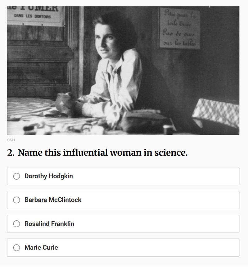 Tidak ada foto selebriti di sini, tapi ada deretan ilmuwan penting di dalamnya. Kalau kamu bisa menebak semuanya dengan benar, wah, wawasanmu luas.