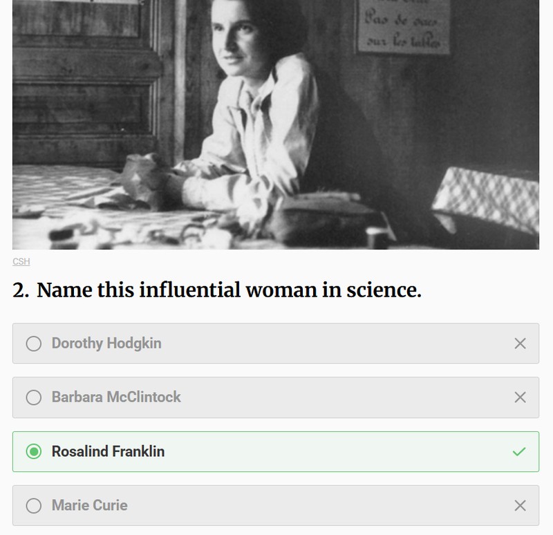 Tidak ada foto selebriti di sini, tapi ada deretan ilmuwan penting di dalamnya. Kalau kamu bisa menebak semuanya dengan benar, wah, wawasanmu luas.