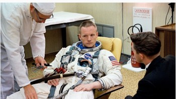 Yup, dia adalah Neil Armstrong yang pertama kali berjalan di Bulan. Foto: via Bored Panda  