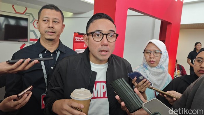 Vice President Corporate Communications & Social Responsibility Telkomsel, Saki Hamsat Bramono