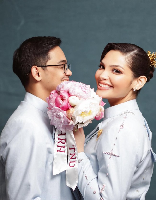 Penyanyi sekaligus putri artis lawas Enny Beatrice, Tengku Nadira Adnan baru saja resmi dilamar oleh kekasihnya yang merupakan seorang pengusaha. Lamaran dilangsungkan di Kuala Lumpur, Malaysia, pada Sabtu (24/5/25). Foto: Instagram/@tengkunaddiraadn