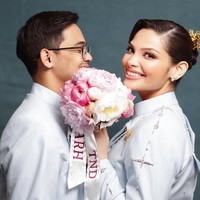 Penyanyi sekaligus putri artis lawas Enny Beatrice, Tengku Nadira Adnan baru saja resmi dilamar oleh kekasihnya yang merupakan seorang pengusaha. Lamaran dilangsungkan di Kuala Lumpur, Malaysia, pada Sabtu (24/5/25). Foto: Instagram/@tengkunaddiraadn