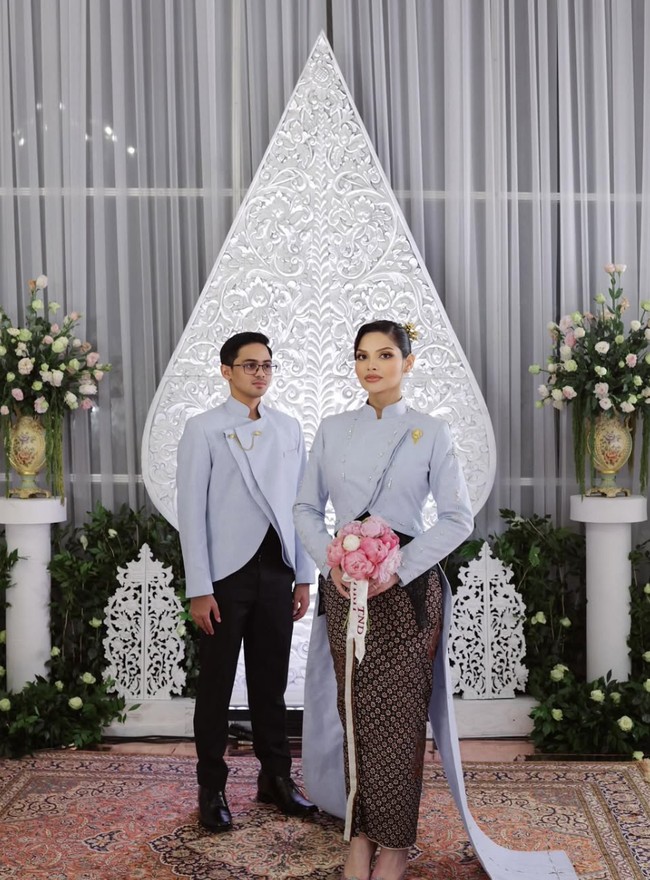 Tampil unik, Nadira dan calon suaminya mengenakan beskap modifikasi berwarna soft blue. 24.5.25 Bismillah. Hari ini, awal dari perjalanan ke rumah yang sesungguhnya, tulis Nadira dalam keterangan unggahan Instagramnya. Foto: Instagram/@tengkunaddiraadn