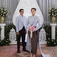 Tampil unik, Nadira dan calon suaminya mengenakan beskap modifikasi berwarna soft blue. 24.5.25 Bismillah. Hari ini, awal dari perjalanan ke rumah yang sesungguhnya, tulis Nadira dalam keterangan unggahan Instagramnya. Foto: Instagram/@tengkunaddiraadn