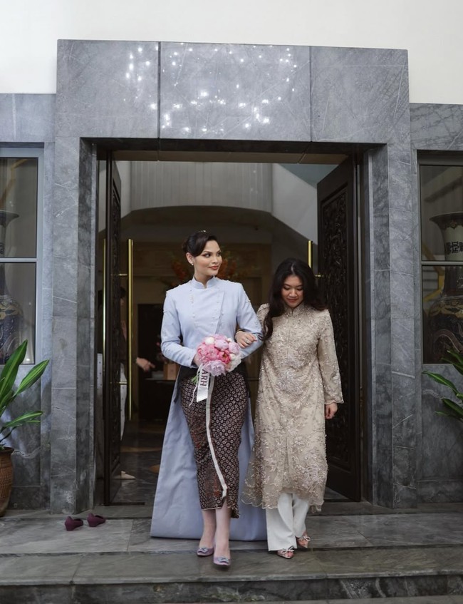 Busana yang dikenakan Nadira itu diketahui merupakan rancangan dari desainer Wilsen Willim. Beskap modifikasi tersebut memiliki kerah tegak khas beskap Jawa dan buntut yang memanjang hingga menyapu lantai di bagian belakangnya. Bagian depannya tampak pendek yang memungkinkan bawahan kain lilit batik coklatnya terlihat jelas. Foto: Instagram/@tengkunaddiraadn