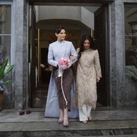 Busana yang dikenakan Nadira itu diketahui merupakan rancangan dari desainer Wilsen Willim. Beskap modifikasi tersebut memiliki kerah tegak khas beskap Jawa dan buntut yang memanjang hingga menyapu lantai di bagian belakangnya. Bagian depannya tampak pendek yang memungkinkan bawahan kain lilit batik coklatnya terlihat jelas. Foto: Instagram/@tengkunaddiraadn