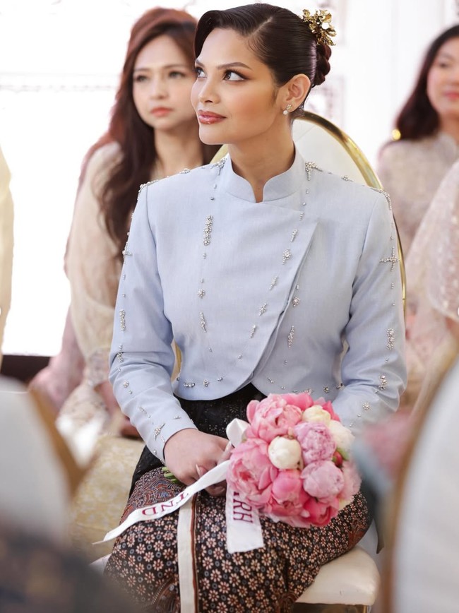 Dilihat dari dekat beskap modifikasi yang dikenakan Nadira dipercantik dengan detail payet dan mutiara kecil di beberapa bagian, membuatnya tampak mewah dan tidak terlalu ramai. Potongan asimetri juga membuat busana yang dikenakan Nadira kian terlihat elegan. Foto: Instagram/@tengkunaddiraadn