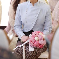 Dilihat dari dekat beskap modifikasi yang dikenakan Nadira dipercantik dengan detail payet dan mutiara kecil di beberapa bagian, membuatnya tampak mewah dan tidak terlalu ramai. Potongan asimetri juga membuat busana yang dikenakan Nadira kian terlihat elegan. Foto: Instagram/@tengkunaddiraadn