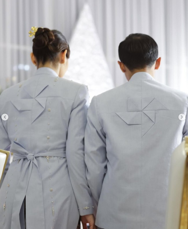 Bergaya couple, bagian belakang beskap Nadira dan calon suami juga dihiasi dengan aksen origami geometris yang berbentuk seperti kincir angin khas Wilsen Willim. Terdapat belt tipis berbahan sama di busana yang dikenakan Nadira untuk mempertahankan kesan ramping dan feminin. Foto: Instagram/@tengkunaddiraadn