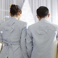 Bergaya couple, bagian belakang beskap Nadira dan calon suami juga dihiasi dengan aksen origami geometris yang berbentuk seperti kincir angin khas Wilsen Willim. Terdapat belt tipis berbahan sama di busana yang dikenakan Nadira untuk mempertahankan kesan ramping dan feminin. Foto: Instagram/@tengkunaddiraadn