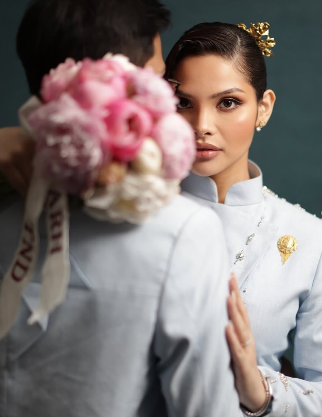 Melengkapi penampilannya Nadira menata rambutnya dengan sanggul klasik dengan aksen lembut pada bagian depannya. Sanggul klasik tersebut dipercantik dengan aksesori tusuk konde berwarna emas. Foto: Instagram/@tengkunaddiraadn