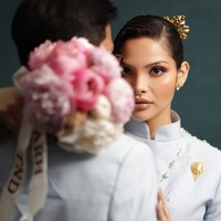 Melengkapi penampilannya Nadira menata rambutnya dengan sanggul klasik dengan aksen lembut pada bagian depannya. Sanggul klasik tersebut dipercantik dengan aksesori tusuk konde berwarna emas. Foto: Instagram/@tengkunaddiraadn