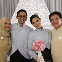 Penampilan Nadira semakin memukau dengan riasan wajah hasil tangan MUA Aditya Vagueskin. Dengan riasan natural glam, pesona kecantikan Nadira makin terpancar.  Foto: Instagram/@tengkunaddiraadn
