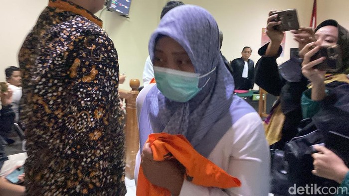 Terdakwa Sri Maryani, staf administrasi PPDS Anestesi Undip, saat sidang di Pengadilan Negeri (PN) Semarang, Senin (26/5/2025).