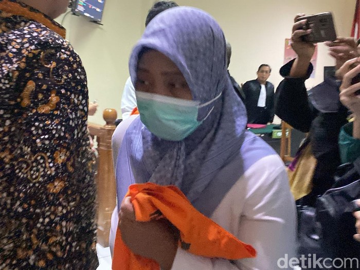 Terdakwa Sri Maryani, staf administrasi PPDS Anestesi Undip, saat sidang di Pengadilan Negeri (PN) Semarang, Senin (26/5/2025).