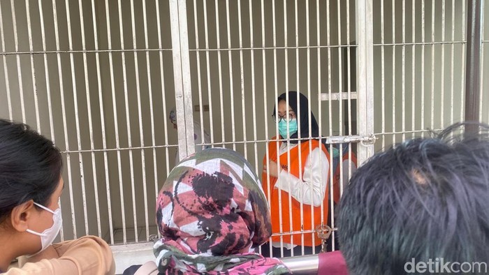 Tersangka kasus PPDS Undip, Zara Yupita Azra dan Sri Maryani di ruang tahanan wanita PN Semarang, Kecamatan Semarang Barat, Senin (26/5/2025)
