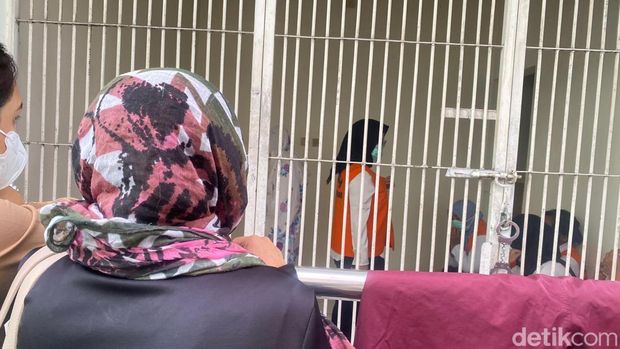 Tersangka kasus PPDS Undip, Zara Yupita Azra dan Sri Maryani di ruang tahanan wanita PN Semarang, Kecamatan Semarang Barat, Senin (26/5/2025)