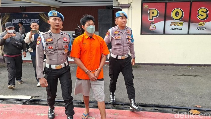Tersangka kecelakaan maut di Tawangmangu, Heri Purwanto, saat di Mapolres Karanganyar, Senin (26/5/2025).