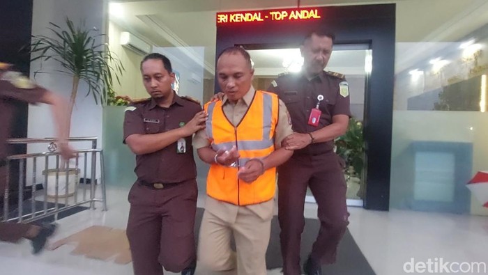 Tersangka Kepala Desa Kertosari, Wahyudi, digelandang petugas Kejaksaan Negeri Kendal, Senin (26/05/2025).