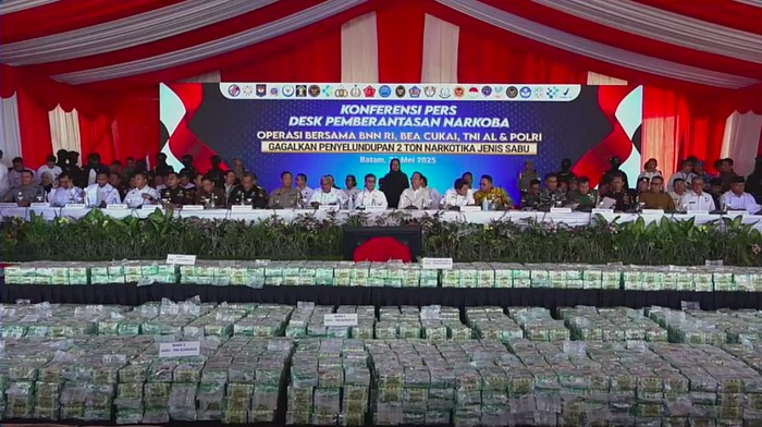 Tim gabungan BNN, Ditjen Bea-Cukai, dan TNI AL menggagalkan penyelundupan sabu di perairan Karimun, Kepri. Sabu sekitar 2 ton sabu ditampilkan ke publik. (YouTube BNN)