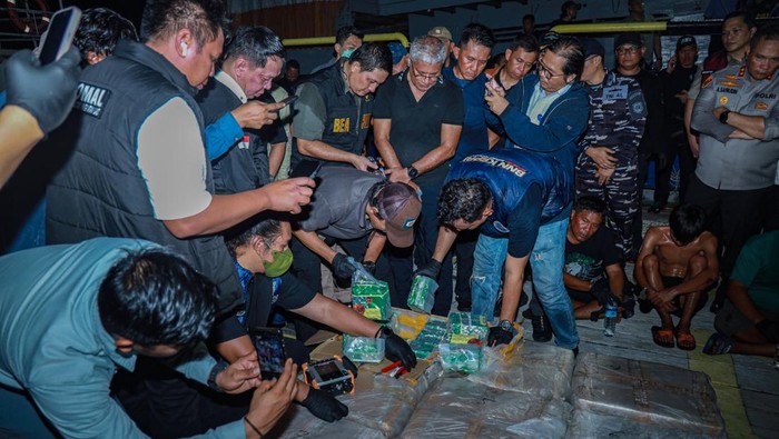 Tim gabungan dari BNN, Ditjen Bea dan Cukai bersama TNI AL menggagalkan upaya penyelundupan sabu sekitar 2 ton di Laut Karimun, Kepulauan Riau (dok BNN)
