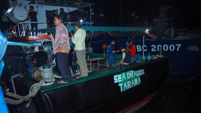 Tim gabungan dari BNN, Ditjen Bea dan Cukai bersama TNI AL menggagalkan upaya penyelundupan sabu sekitar 2 ton di Laut Karimun, Kepulauan Riau (dok BNN)