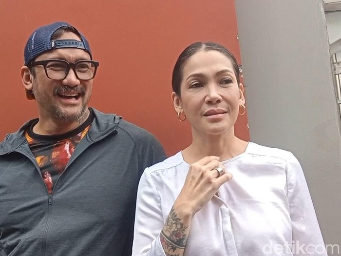 Tora Sudiro dan Mieke Amalia saat ditemui di kawasan Jakarta.