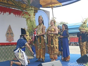 Temu Manten Tebu Iringi Awal Musim Giling Pabrik Gula di Blitar