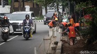 Petugas menata trotoar di Jalan Darmawangsa Raya, Jaksel, Senin (26/5/2025).  