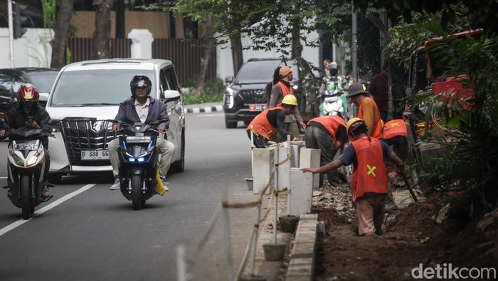 Trotoar di Kawasan Elit Jaksel Kini Ditata Petugas menata trotoar di Jalan Darmawangsa Raya, Jaksel, Senin (26/5/2025). Proyek penataan ini telah dimulai sejak 22 April 2025 sebagai bagian dari upaya Pemerintah Kota Administrasi Jakarta Selatan untuk meningkatkan kenyamanan dan keselamatan pejalan kaki.