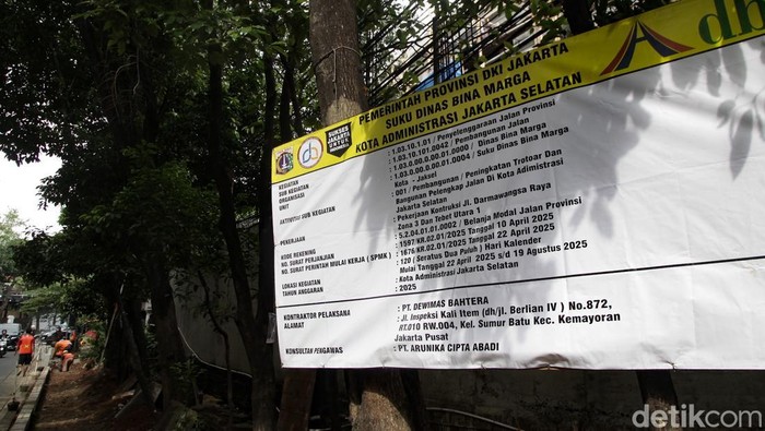 Petugas menata trotoar di Jalan Darmawangsa Raya, Jaksel, Senin (26/5/2025). Proyek penataan ini telah dimulai sejak 22 April 2025 sebagai bagian dari upaya Pemerintah Kota Administrasi Jakarta Selatan untuk meningkatkan kenyamanan dan keselamatan pejalan kaki.