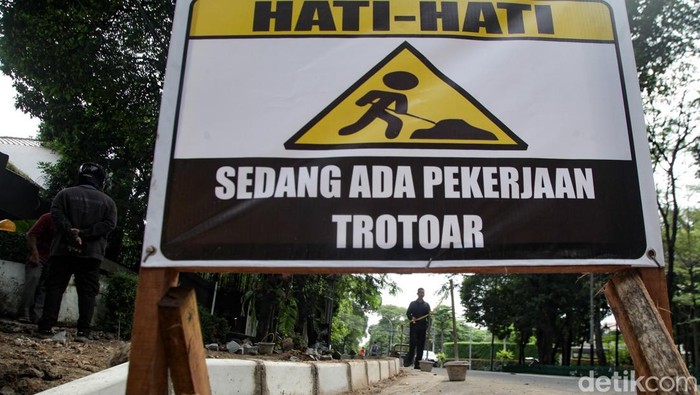 Trotoar di Kawasan Elit Jaksel Kini Ditata Petugas menata trotoar di Jalan Darmawangsa Raya, Jaksel, Senin (26/5/2025). Proyek penataan ini telah dimulai sejak 22 April 2025 sebagai bagian dari upaya Pemerintah Kota Administrasi Jakarta Selatan untuk meningkatkan kenyamanan dan keselamatan pejalan kaki.