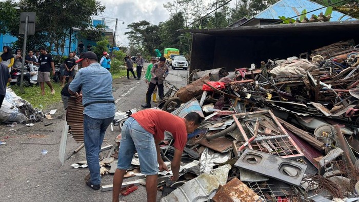Truk menabrak rumah serta sepeda motor gara-gara rem blong di Bulukumba.