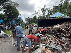 Truk Tabrak Rumah-Motor di Bulukumba gegara Rem Blong