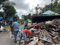 Truk Tabrak Rumah-Motor di Bulukumba gegara Rem Blong