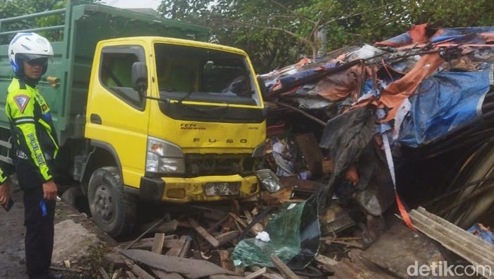 Truk menabrak warung angkringan di jalan lingkar selatan Klaten Utara, Klaten, Senin (26/5/2025).