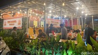 Uduk Bahagia bisa dikunjungi kapanpun karena buka selama 24 jam. Tempatnya juga cocok dikunjungi bersama keluarga, karena ada area duduk lesehan. Foto: detikFood/Yenny Mustika Sari