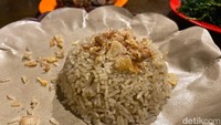 Untuk nasi uduknya juga agak berbeda, ada original dan nasi uduk bakar. Nasi uduk original mereka berwarna agak kecokelatan dan disajikan dengan bawang goreng. Foto: detikFood/Yenny Mustika Sari