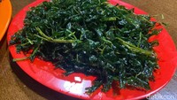 Kangkung Crispy (Rp 15.000) penyajiannya mirip dengan jukut goreng. Teksturnya benar-benar renyah, tak basah dengan minyak. Rasa gurihnya juga terasa pas. Foto: detikFood/Yenny Mustika Sari