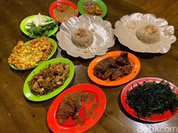 Warung Nasi Uduk Belasan Lauk Ini Buka 24 Jam!