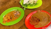 Sambal dan lalapan di Uduk Bahagia dapat dinikmati sepuasnya. Tersedia 4 jenis sambal, yaitu sambal rampai yang pedas segar, sambal bawang, sambal kacang, dan sambal matah. Foto: detikFood/Yenny Mustika Sari