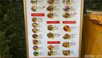 Menu yang ditawarkan sangat beragam. Menu klasik hingga kekinian bisa dinikmati, mulai dari ayam goreng, kulit goreng cabe garam, hingga lele tepung chili oil. Foto: detikFood/Yenny Mustika Sari